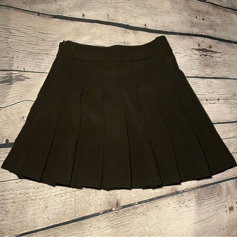 Black pleated mini skirt w belt loops
